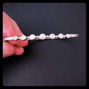 18K white gold and diamond bangle